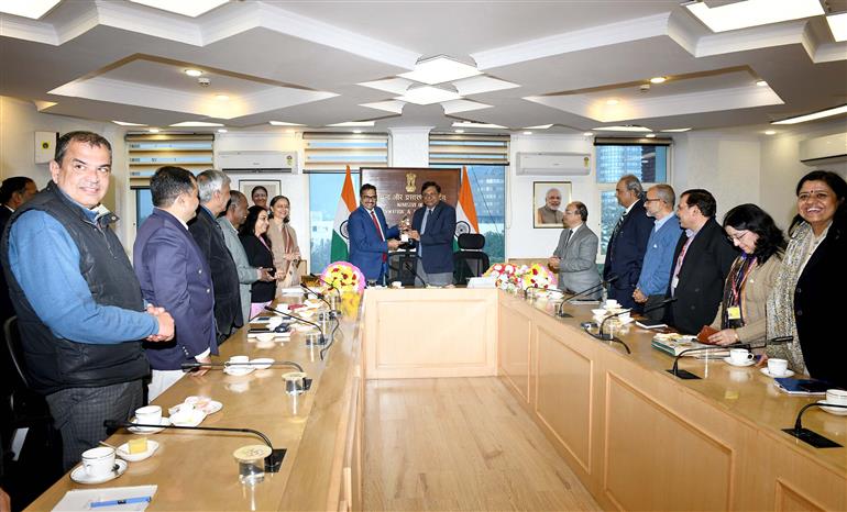 1992 बैच के आईएएस अधिकारी श्री संजय जाजू ने 05 फरवरी, 2024 को नई दिल्ली में श्री अपूर्व चंद्रा, जिन्हें स्वास्थ्य सचिव नियुक्त किया गया है, से सूचना और प्रसारण मंत्रालय के सचिव का कार्यभार संभाला।