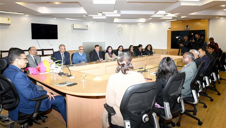 1992 बैच के आईएएस अधिकारी श्री संजय जाजू ने 05 फरवरी, 2024 को नई दिल्ली में श्री अपूर्व चंद्रा, जिन्हें स्वास्थ्य सचिव नियुक्त किया गया है, से सूचना और प्रसारण मंत्रालय के सचिव का कार्यभार संभाला।