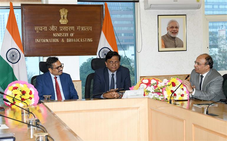 1992 बैच के आईएएस अधिकारी श्री संजय जाजू ने 05 फरवरी, 2024 को नई दिल्ली में श्री अपूर्व चंद्रा, जिन्हें स्वास्थ्य सचिव नियुक्त किया गया है, से सूचना और प्रसारण मंत्रालय के सचिव का कार्यभार संभाला।