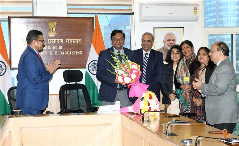 1992 बैच के आईएएस अधिकारी श्री संजय जाजू ने 05 फरवरी, 2024 को नई दिल्ली में श्री अपूर्व चंद्रा, जिन्हें स्वास्थ्य सचिव नियुक्त किया गया है, से सूचना और प्रसारण मंत्रालय के सचिव का कार्यभार संभाला।