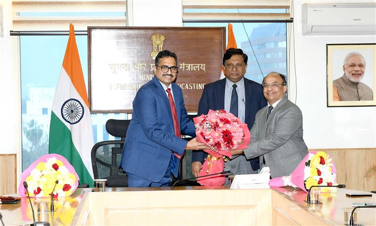 1992 बैच के आईएएस अधिकारी श्री संजय जाजू ने 05 फरवरी, 2024 को नई दिल्ली में श्री अपूर्व चंद्रा, जिन्हें स्वास्थ्य सचिव नियुक्त किया गया है, से सूचना और प्रसारण मंत्रालय के सचिव का कार्यभार संभाला।