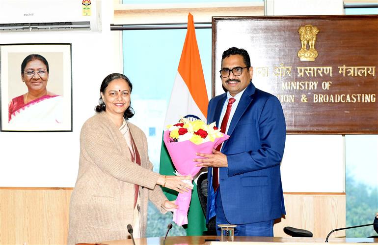 1992 बैच के आईएएस अधिकारी श्री संजय जाजू ने 05 फरवरी, 2024 को नई दिल्ली में श्री अपूर्व चंद्रा, जिन्हें स्वास्थ्य सचिव नियुक्त किया गया है, से सूचना और प्रसारण मंत्रालय के सचिव का कार्यभार संभाला।