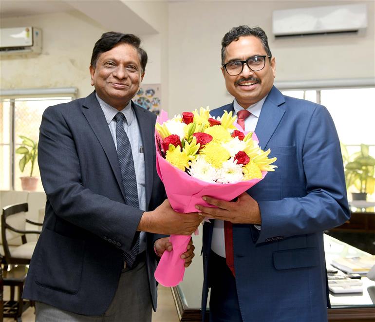 1992 बैच के आईएएस अधिकारी श्री संजय जाजू ने 05 फरवरी, 2024 को नई दिल्ली में श्री अपूर्व चंद्रा, जिन्हें स्वास्थ्य सचिव नियुक्त किया गया है, से सूचना और प्रसारण मंत्रालय के सचिव का कार्यभार संभाला।