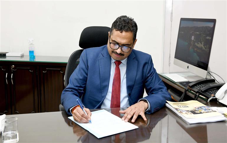 1992 बैच के आईएएस अधिकारी श्री संजय जाजू ने 05 फरवरी, 2024 को नई दिल्ली में श्री अपूर्व चंद्रा, जिन्हें स्वास्थ्य सचिव नियुक्त किया गया है, से सूचना और प्रसारण मंत्रालय के सचिव का कार्यभार संभाला।