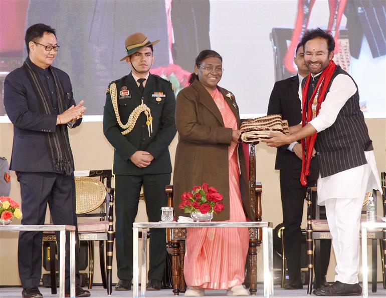  राष्ट्रपति श्रीमती द्रौपदी मुर्मु  ने 08 फरवरी, 2024 को राष्ट्रपति भवन, नई दिल्ली में विविधता का अमृत महोत्सव कार्यक्रम का उद्घाटन किया।
