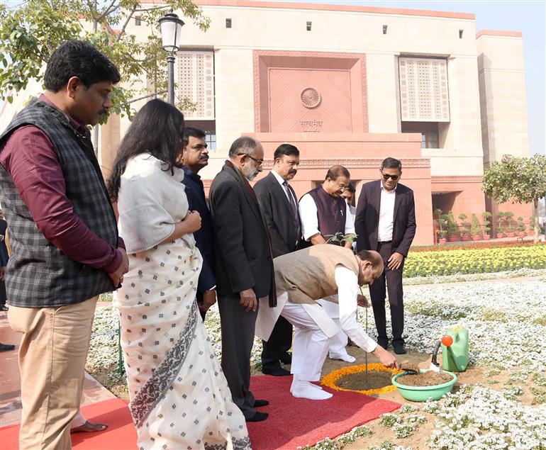 लोकसभा अध्यक्ष श्री ओम बिरला 10 फरवरी, 2024 को नई दिल्ली में नए संसद भवन के गरुड़ द्वार के परिसर में पौधारोपण करते हुए।