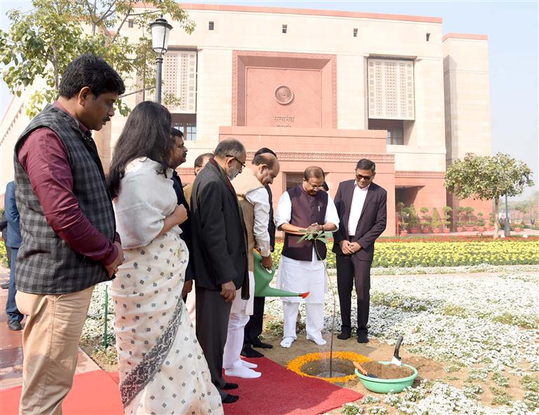 लोकसभा अध्यक्ष श्री ओम बिरला 10 फरवरी, 2024 को नई दिल्ली में नए संसद भवन के गरुड़ द्वार के परिसर में पौधारोपण करते हुए।
