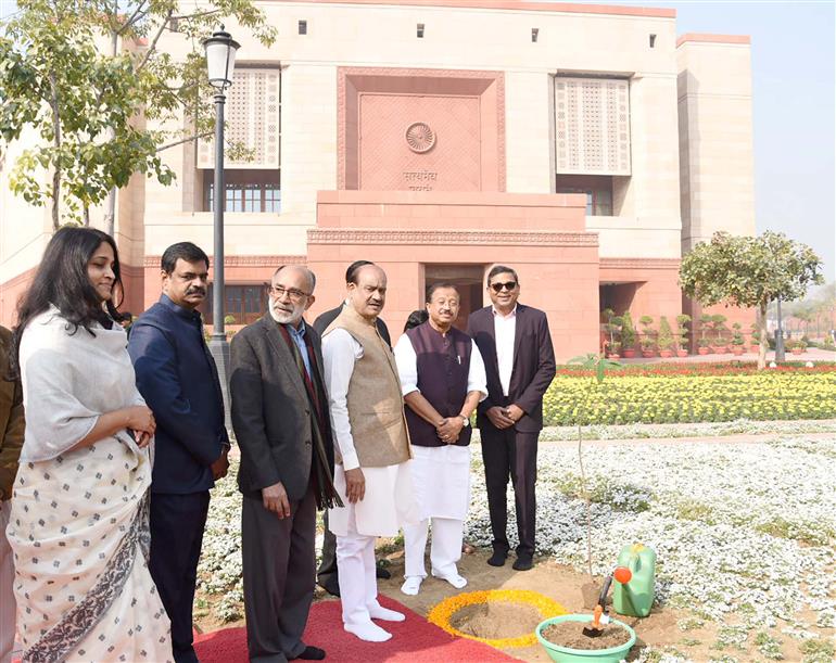 लोकसभा अध्यक्ष श्री ओम बिरला 10 फरवरी, 2024 को नई दिल्ली में नए संसद भवन के गरुड़ द्वार के परिसर में पौधारोपण करते हुए।