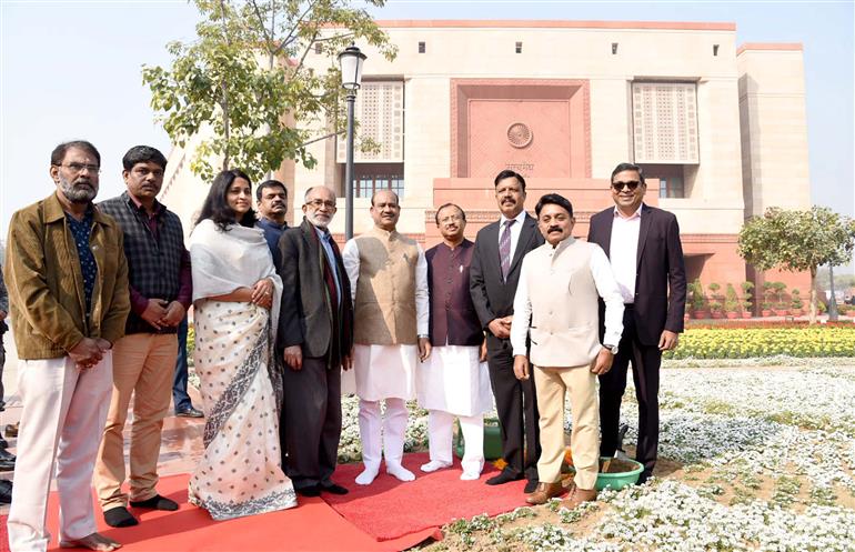 लोकसभा अध्यक्ष श्री ओम बिरला 10 फरवरी, 2024 को नई दिल्ली में नए संसद भवन के गरुड़ द्वार के परिसर में पौधारोपण करते हुए।