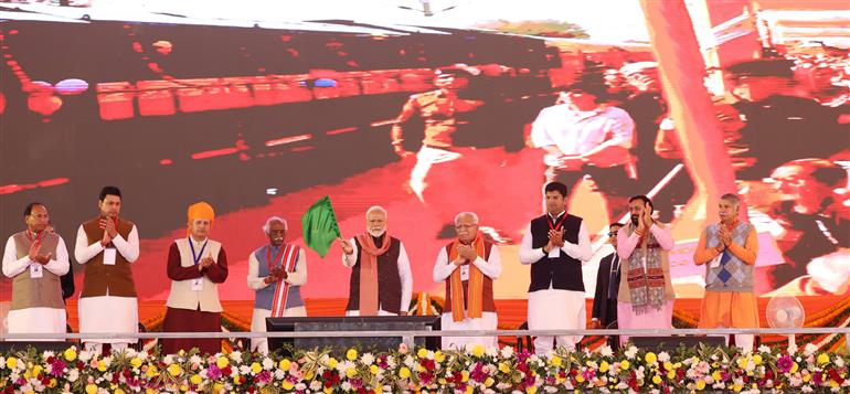 प्रधानमंत्री श्री नरेन्द्र मोदी ने 16 फरवरी, 2024 को हरियाणा के रेवाड़ी में रोहतक-महम-हांसी के बीच नई ट्रेन सेवा को हरी झंडी दिखाई।