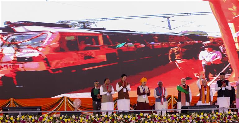 प्रधानमंत्री श्री नरेन्द्र मोदी ने 16 फरवरी, 2024 को हरियाणा के रेवाड़ी में रोहतक-महम-हांसी के बीच नई ट्रेन सेवा को हरी झंडी दिखाई।