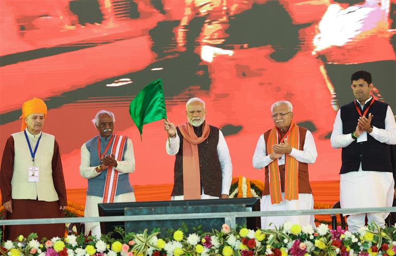 प्रधानमंत्री श्री नरेन्द्र मोदी ने 16 फरवरी, 2024 को हरियाणा के रेवाड़ी में रोहतक-महम-हांसी के बीच नई ट्रेन सेवा को हरी झंडी दिखाई।