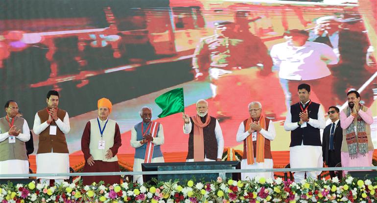 प्रधानमंत्री श्री नरेन्द्र मोदी ने 16 फरवरी, 2024 को हरियाणा के रेवाड़ी में रोहतक-महम-हांसी के बीच नई ट्रेन सेवा को हरी झंडी दिखाई।