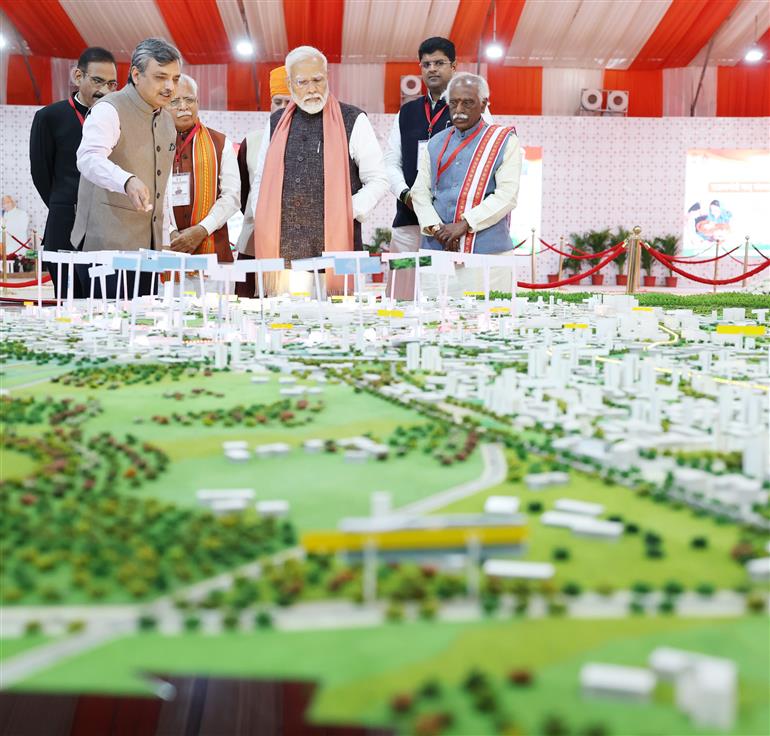 प्रधानमंत्री श्री नरेन्द्र मोदी 16 फरवरी, 2024 को हरियाणा के रेवाड़ी में कई विकास परियोजनाओं का उद्घाटन और शिलान्यास करने अवसर पर एक प्रदर्शनी का अवलोकन करते हुए।