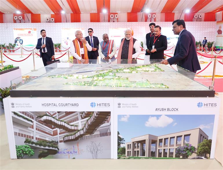 प्रधानमंत्री श्री नरेन्द्र मोदी 16 फरवरी, 2024 को हरियाणा के रेवाड़ी में कई विकास परियोजनाओं का उद्घाटन और शिलान्यास करने अवसर पर एक प्रदर्शनी का अवलोकन करते हुए।