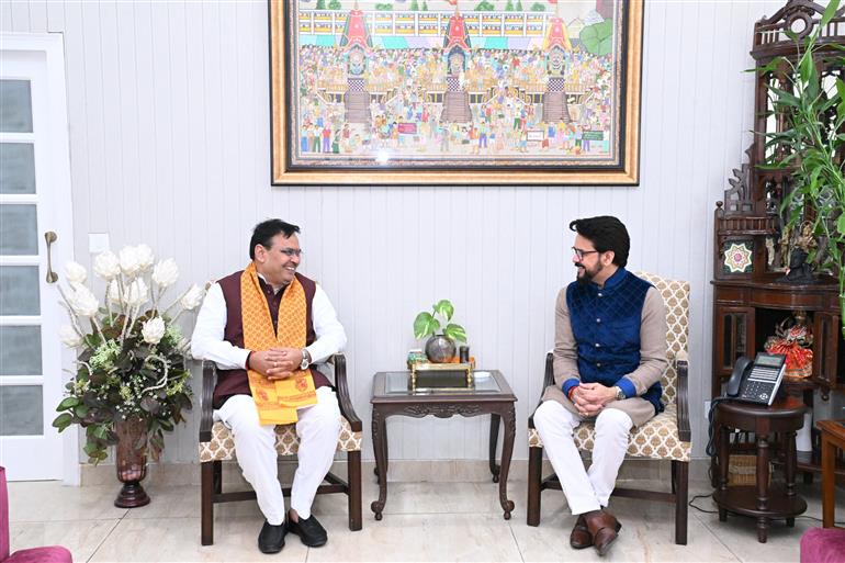 राजस्थान के मुख्यमंत्री श्री भजन लाल शर्मा ने 17 फरवरी, 2024 को नई दिल्ली में केंद्रीय सूचना एवं प्रसारण, युवा मामले और खेल मंत्री श्री अनुराग सिंह ठाकुर से मुलाकात की।