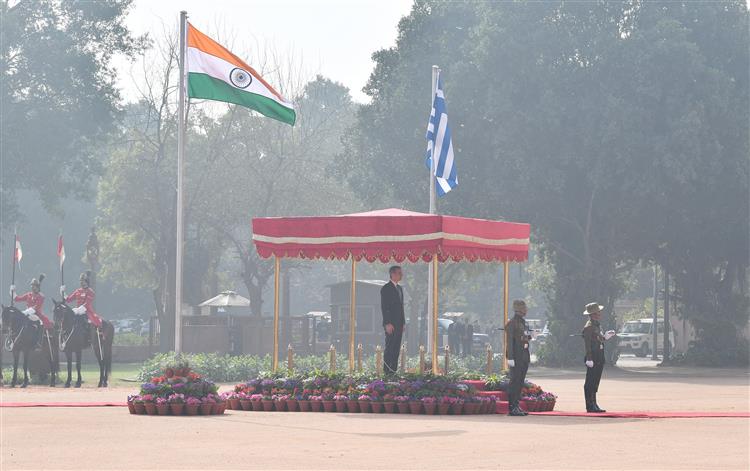 हेलेनिक रिपब्लिक (ग्रीस) के प्रधानमंत्री श्री क्यारीकोस मित्सोटाकिस 21 फरवरी, 2024 को राष्ट्रपति भवन, नई दिल्ली में गार्ड ऑफ ऑनर का निरीक्षण करते हुए।