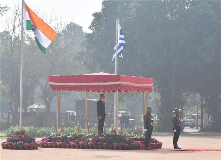 हेलेनिक रिपब्लिक (ग्रीस) के प्रधानमंत्री श्री क्यारीकोस मित्सोटाकिस 21 फरवरी, 2024 को राष्ट्रपति भवन, नई दिल्ली में गार्ड ऑफ ऑनर का निरीक्षण करते हुए।