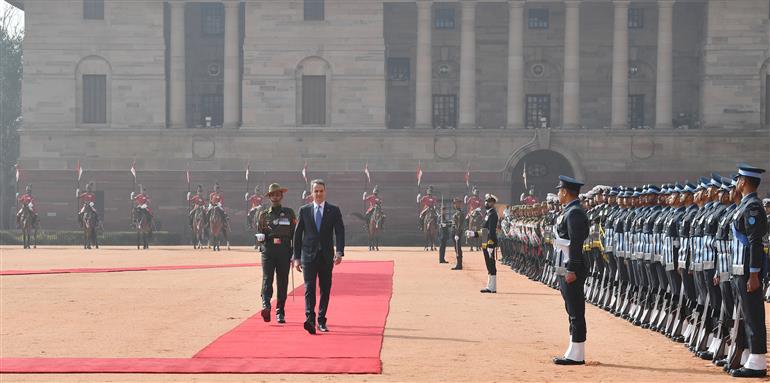 हेलेनिक रिपब्लिक (ग्रीस) के प्रधानमंत्री श्री क्यारीकोस मित्सोटाकिस 21 फरवरी, 2024 को राष्ट्रपति भवन, नई दिल्ली में गार्ड ऑफ ऑनर का निरीक्षण करते हुए।