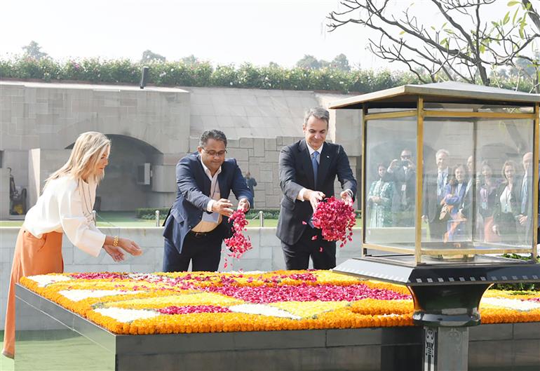 हेलेनिक रिपब्लिक (ग्रीस) के प्रधानमंत्री श्री क्यारीकोस मित्सोटाकिस ने 21 फरवरी, 2024 को दिल्ली के राजघाट में महात्मा गांधी की समाधि पर श्रद्धांजलि अर्पित की।