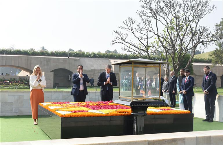 हेलेनिक रिपब्लिक (ग्रीस) के प्रधानमंत्री श्री क्यारीकोस मित्सोटाकिस ने 21 फरवरी, 2024 को दिल्ली के राजघाट में महात्मा गांधी की समाधि पर श्रद्धांजलि अर्पित की।