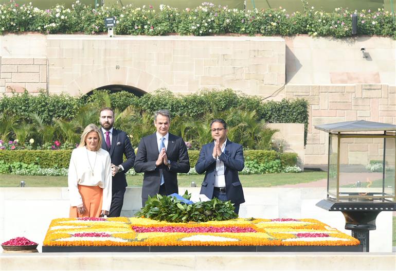 हेलेनिक रिपब्लिक (ग्रीस) के प्रधानमंत्री श्री क्यारीकोस मित्सोटाकिस ने 21 फरवरी, 2024 को दिल्ली के राजघाट में महात्मा गांधी की समाधि पर श्रद्धांजलि अर्पित की।