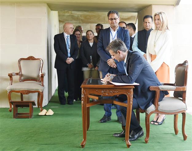 हेलेनिक रिपब्लिक (ग्रीस) के प्रधानमंत्री, श्री क्यारीकोस मित्सोटाकिस 21 फरवरी, 2024 को दिल्ली के राजघाट में महात्मा गांधी की समाधि का दौरा करने के बाद आगंतुक पुस्तिका में अपनी टिप्पणी दर्ज करते हुए।