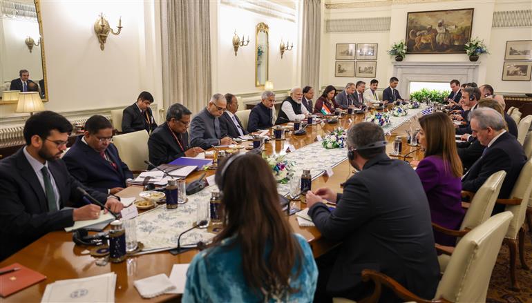 प्रधानमंत्री श्री नरेन्द्र मोदी ने 21 फरवरी, 2024 को नई दिल्ली के हैदराबाद हाउस में हेलेनिक गणराज्य (ग्रीस) के प्रधानमंत्री श्री क्यारीकोस मित्सोटाकिस के साथ प्रतिनिधिमंडल स्तर की वार्ता में शिरकत की।