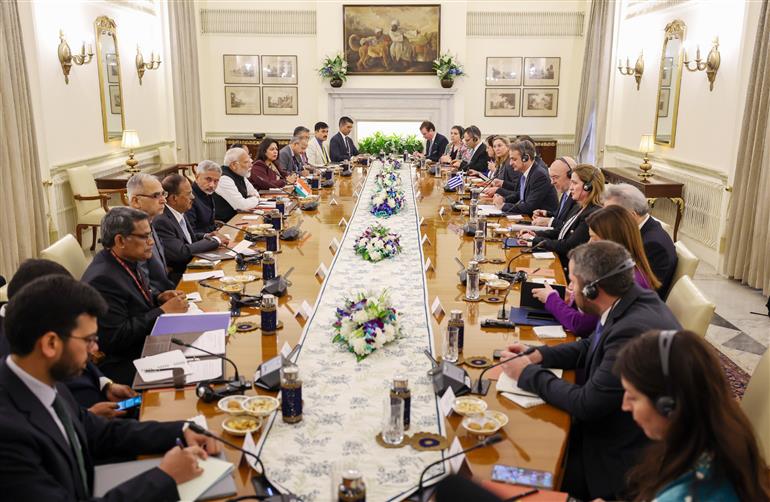 प्रधानमंत्री श्री नरेन्द्र मोदी ने 21 फरवरी, 2024 को नई दिल्ली के हैदराबाद हाउस में हेलेनिक गणराज्य (ग्रीस) के प्रधानमंत्री श्री क्यारीकोस मित्सोटाकिस के साथ प्रतिनिधिमंडल स्तर की वार्ता में शिरकत की।