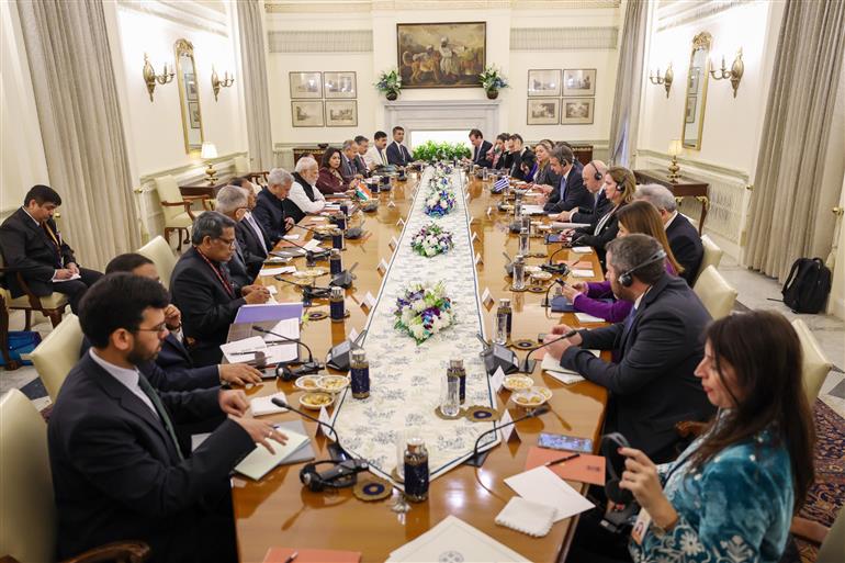 प्रधानमंत्री श्री नरेन्द्र मोदी ने 21 फरवरी, 2024 को नई दिल्ली के हैदराबाद हाउस में हेलेनिक गणराज्य (ग्रीस) के प्रधानमंत्री श्री क्यारीकोस मित्सोटाकिस के साथ प्रतिनिधिमंडल स्तर की वार्ता में शिरकत की।