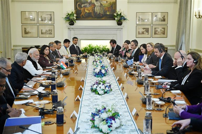 प्रधानमंत्री श्री नरेन्द्र मोदी ने 21 फरवरी, 2024 को नई दिल्ली के हैदराबाद हाउस में हेलेनिक गणराज्य (ग्रीस) के प्रधानमंत्री श्री क्यारीकोस मित्सोटाकिस के साथ प्रतिनिधिमंडल स्तर की वार्ता में शिरकत की।