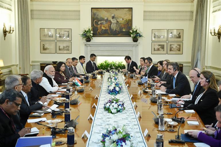 प्रधानमंत्री श्री नरेन्द्र मोदी ने 21 फरवरी, 2024 को नई दिल्ली के हैदराबाद हाउस में हेलेनिक गणराज्य (ग्रीस) के प्रधानमंत्री श्री क्यारीकोस मित्सोटाकिस के साथ प्रतिनिधिमंडल स्तर की वार्ता में शिरकत की।