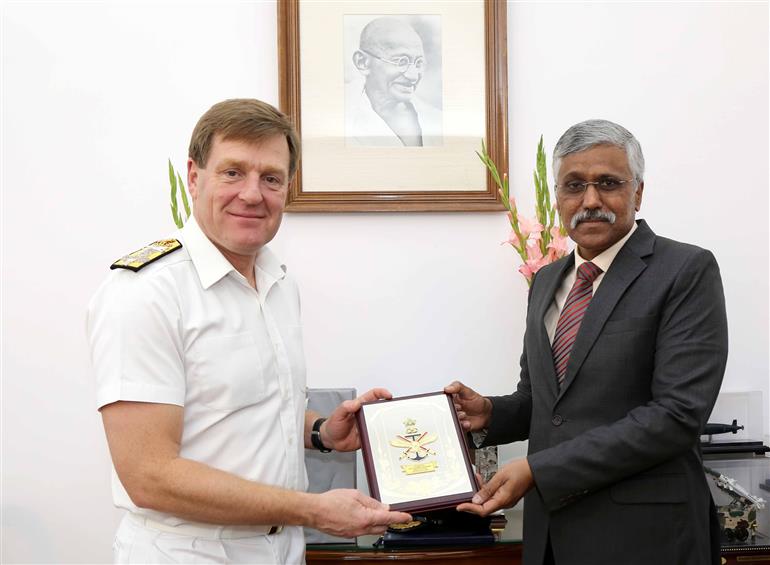 यूनाइटेड किंगडम के फर्स्ट सी लॉर्ड, एडमिरल सर बेन की ने 22 फरवरी, 2024 को नई दिल्ली में रक्षा सचिव, श्री गिरिधर अरमाने से मुलाकात की।