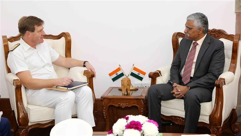 यूनाइटेड किंगडम के फर्स्ट सी लॉर्ड, एडमिरल सर बेन की ने 22 फरवरी, 2024 को नई दिल्ली में रक्षा सचिव, श्री गिरिधर अरमाने से मुलाकात की।