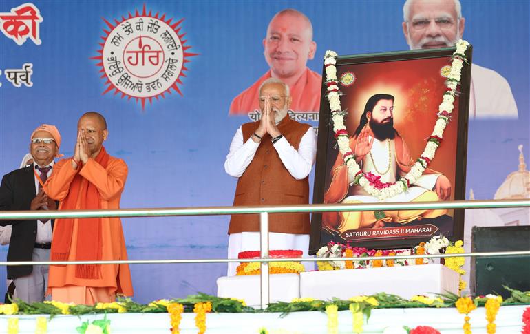 प्रधानमंत्री श्री नरेन्द्र मोदी ने 23 फरवरी, 2024 को वाराणसी, उत्तर प्रदेश में संत गुरु रविदास की 647वीं जयंती के अवसर पर आयोजित कार्यक्रम में शिरकत की।