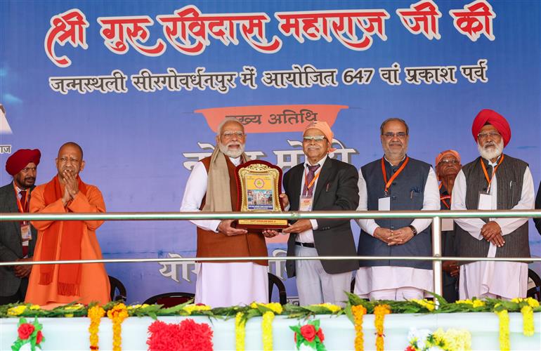 प्रधानमंत्री श्री नरेन्द्र मोदी ने 23 फरवरी, 2024 को वाराणसी, उत्तर प्रदेश में संत गुरु रविदास की 647वीं जयंती के अवसर पर आयोजित कार्यक्रम में शिरकत की।
