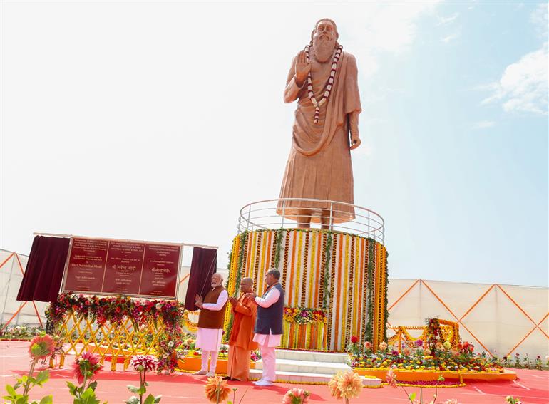 प्रधानमंत्री श्री नरेन्द्र मोदी ने 23 फरवरी, 2024 को उत्तर प्रदेश के वाराणसी में संत गुरु रविदास की प्रतिमा का अनावरण किया।