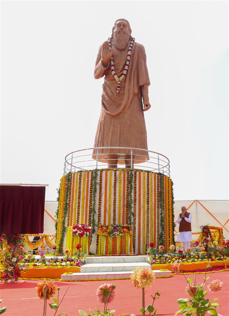 प्रधानमंत्री श्री नरेन्द्र मोदी ने 23 फरवरी, 2024 को उत्तर प्रदेश के वाराणसी में संत गुरु रविदास की प्रतिमा का अनावरण किया।