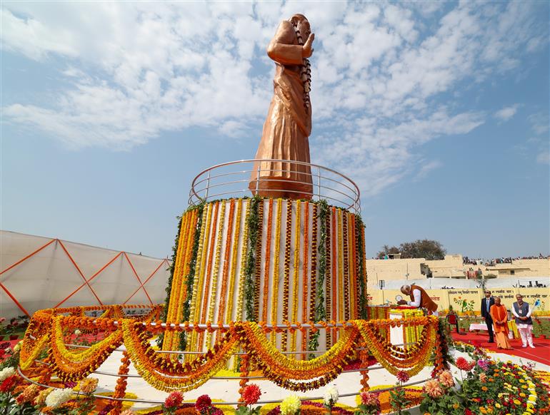 प्रधानमंत्री श्री नरेन्द्र मोदी ने 23 फरवरी, 2024 को उत्तर प्रदेश के वाराणसी में संत गुरु रविदास की प्रतिमा का अनावरण किया।