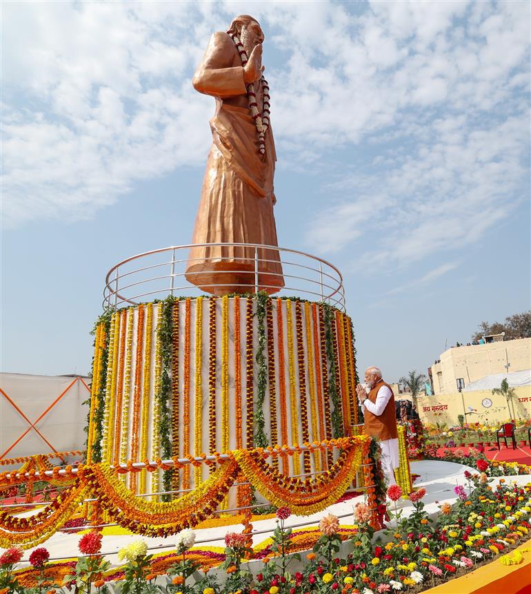 प्रधानमंत्री श्री नरेन्द्र मोदी ने 23 फरवरी, 2024 को उत्तर प्रदेश के वाराणसी में संत गुरु रविदास की प्रतिमा का अनावरण किया।