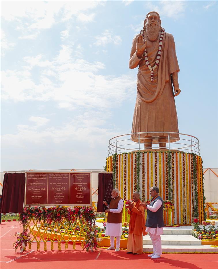प्रधानमंत्री श्री नरेन्द्र मोदी ने 23 फरवरी, 2024 को उत्तर प्रदेश के वाराणसी में संत गुरु रविदास की प्रतिमा का अनावरण किया।