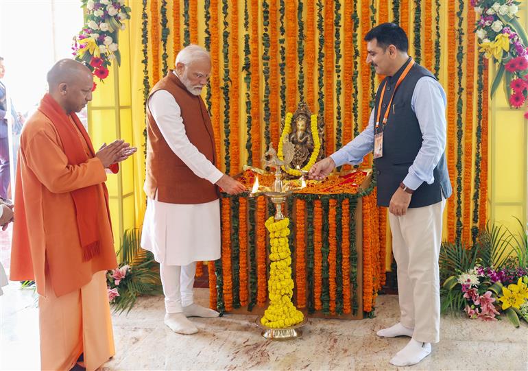 प्रधानमंत्री श्री नरेन्द्र मोदी ने 23 फरवरी, 2024 को उत्तर प्रदेश के वाराणसी में अमूल के बनास डेयरी प्लांट का दौरा किया।