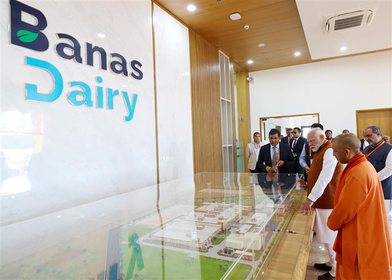 प्रधानमंत्री श्री नरेन्द्र मोदी ने 23 फरवरी, 2024 को उत्तर प्रदेश के वाराणसी में अमूल के बनास डेयरी प्लांट का दौरा किया।