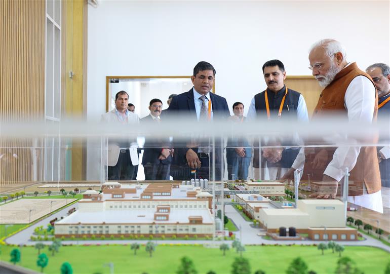 प्रधानमंत्री श्री नरेन्द्र मोदी ने 23 फरवरी, 2024 को उत्तर प्रदेश के वाराणसी में अमूल के बनास डेयरी प्लांट का दौरा किया।