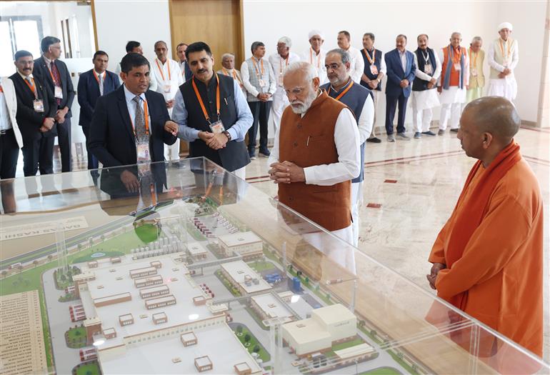 प्रधानमंत्री श्री नरेन्द्र मोदी ने 23 फरवरी, 2024 को उत्तर प्रदेश के वाराणसी में अमूल के बनास डेयरी प्लांट का दौरा किया।