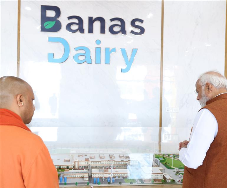 प्रधानमंत्री श्री नरेन्द्र मोदी ने 23 फरवरी, 2024 को उत्तर प्रदेश के वाराणसी में अमूल के बनास डेयरी प्लांट का दौरा किया।