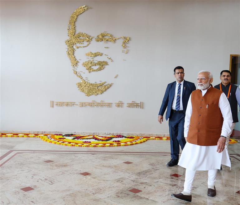 प्रधानमंत्री श्री नरेन्द्र मोदी ने 23 फरवरी, 2024 को उत्तर प्रदेश के वाराणसी में अमूल के बनास डेयरी प्लांट का दौरा किया।