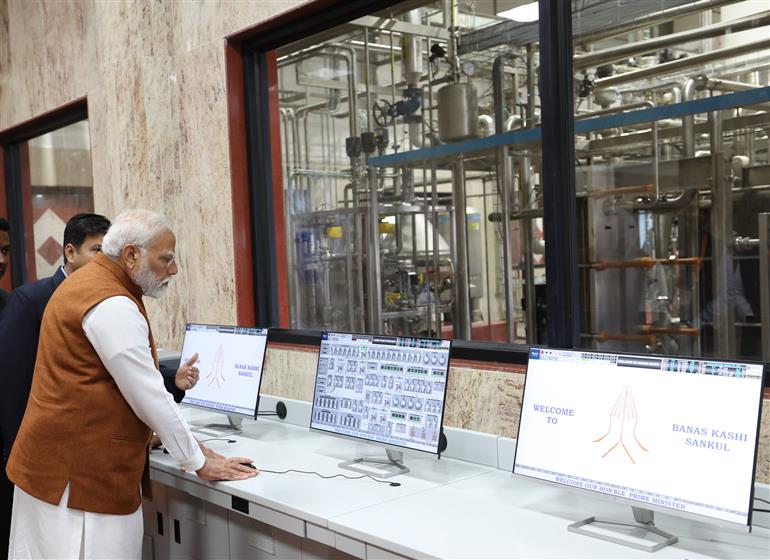 प्रधानमंत्री श्री नरेन्द्र मोदी ने 23 फरवरी, 2024 को उत्तर प्रदेश के वाराणसी में अमूल के बनास डेयरी प्लांट का दौरा किया।