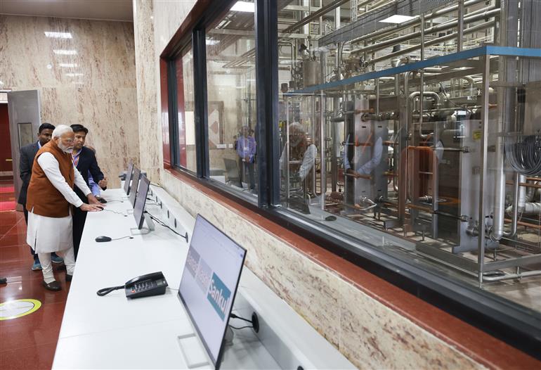 प्रधानमंत्री श्री नरेन्द्र मोदी ने 23 फरवरी, 2024 को उत्तर प्रदेश के वाराणसी में अमूल के बनास डेयरी प्लांट का दौरा किया।