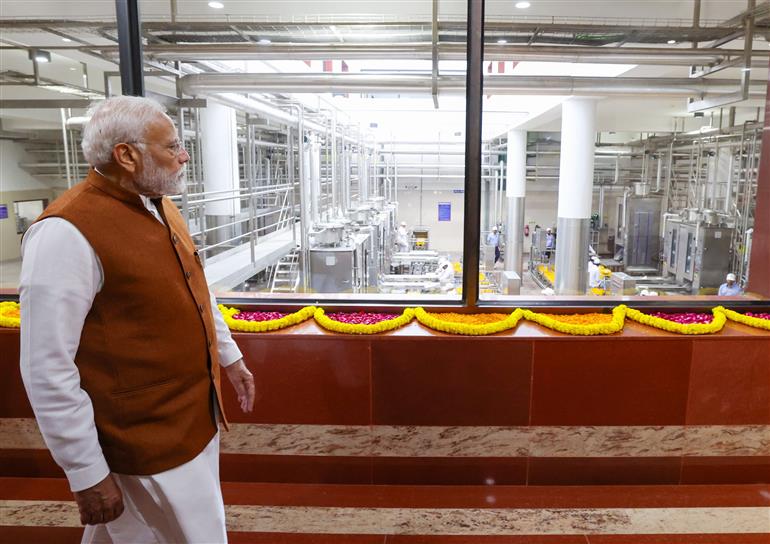 प्रधानमंत्री श्री नरेन्द्र मोदी ने 23 फरवरी, 2024 को उत्तर प्रदेश के वाराणसी में अमूल के बनास डेयरी प्लांट का दौरा किया।